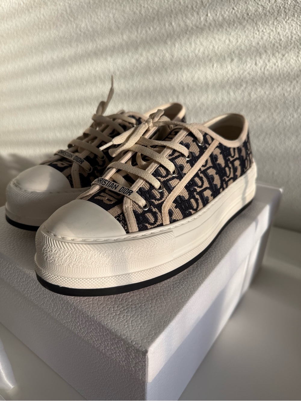 Dior - Walk'n'Dior Sneaker
Deep Blue Dior Oblique Embroidered Cotton